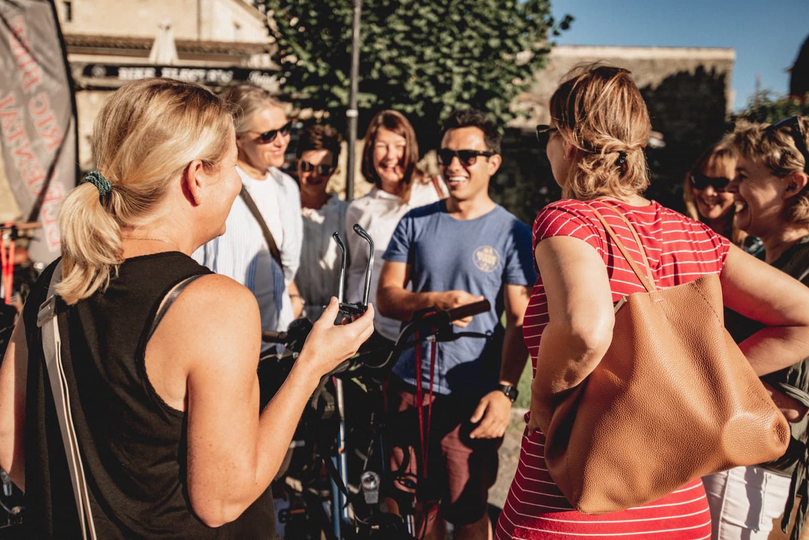 Des voyageurs découvrant Bordeaux ensemble
