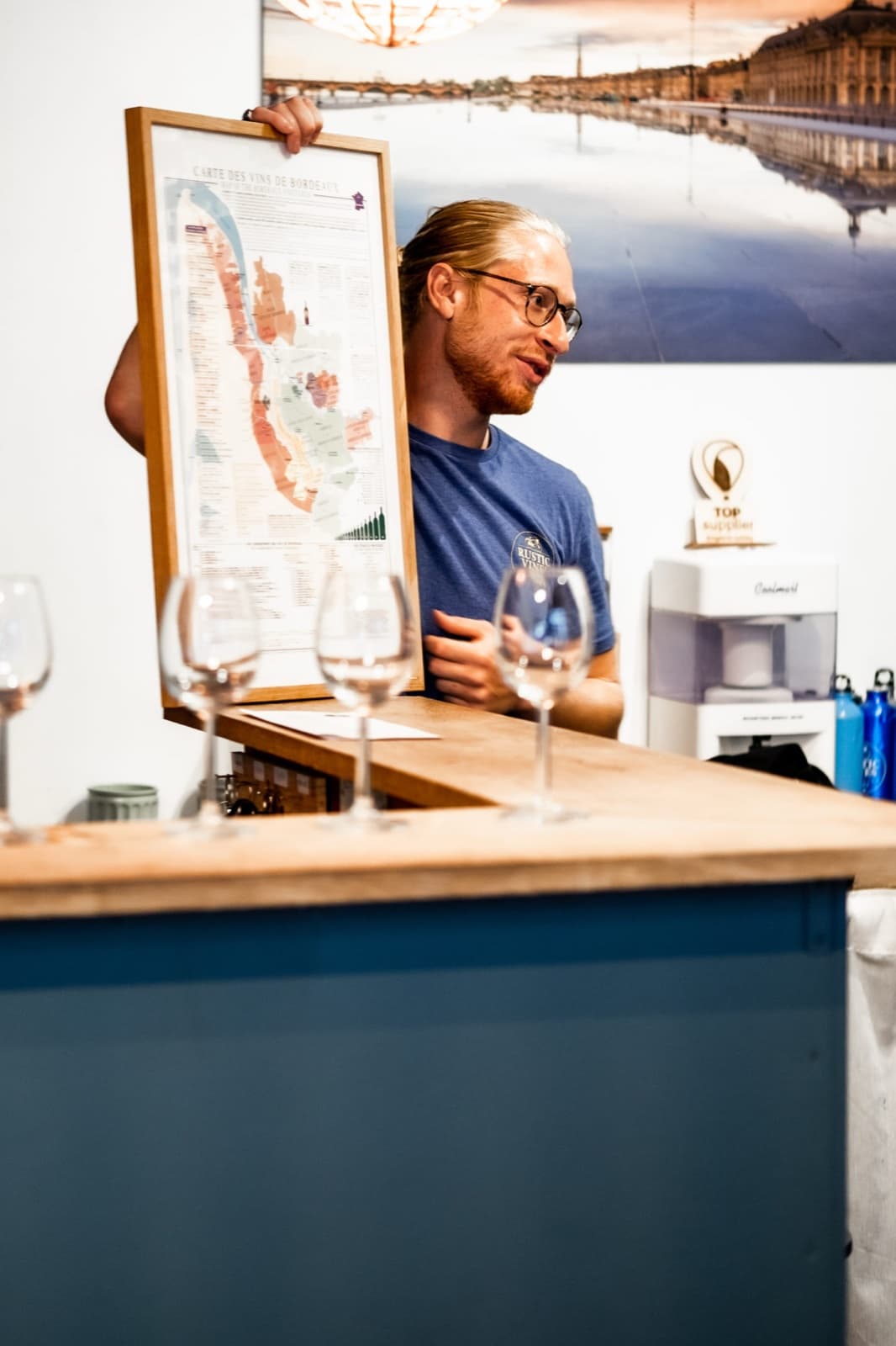 Un guide local présentant un vin de Bordeaux