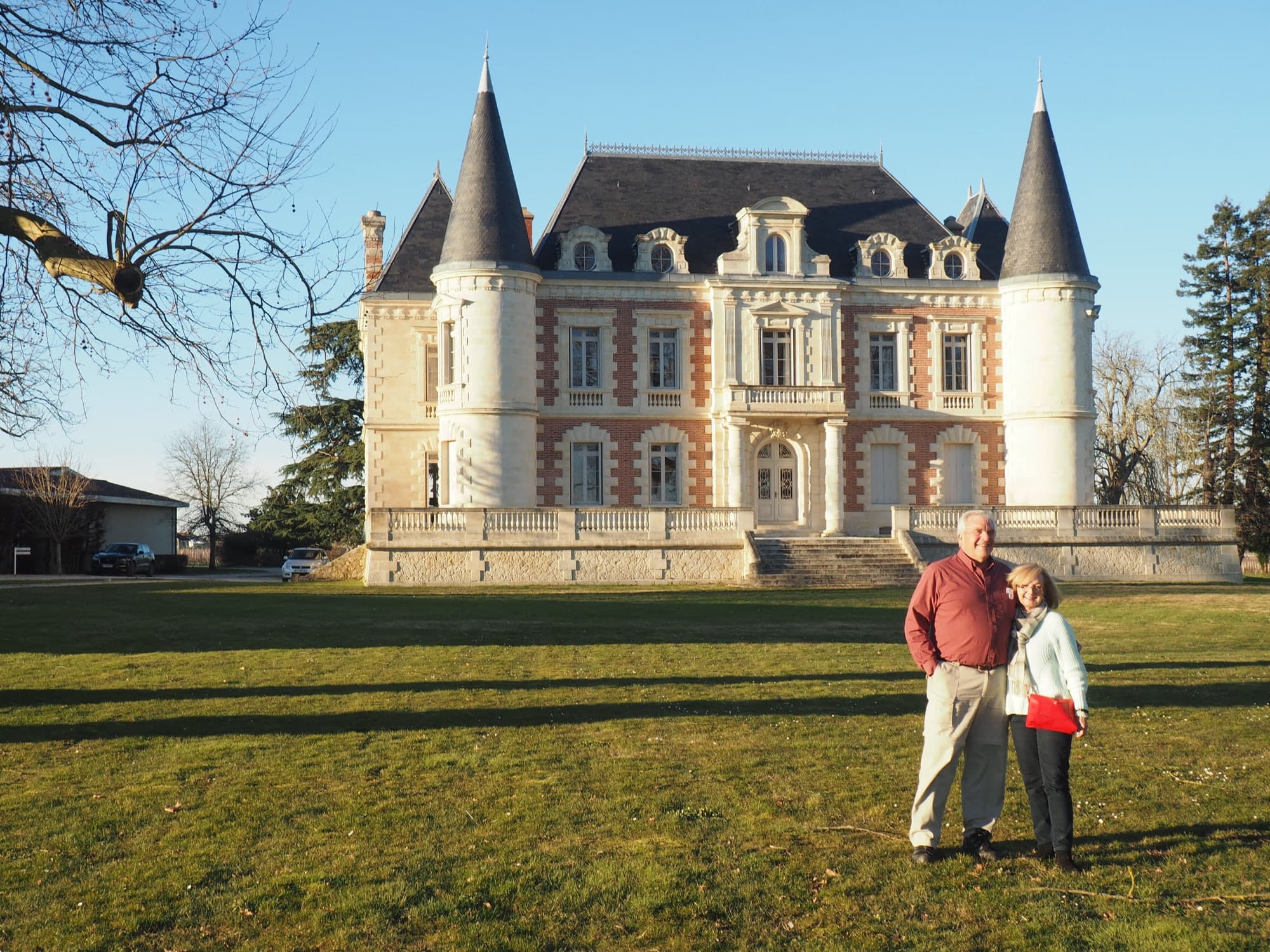 Guests in front of a Bordeaux château