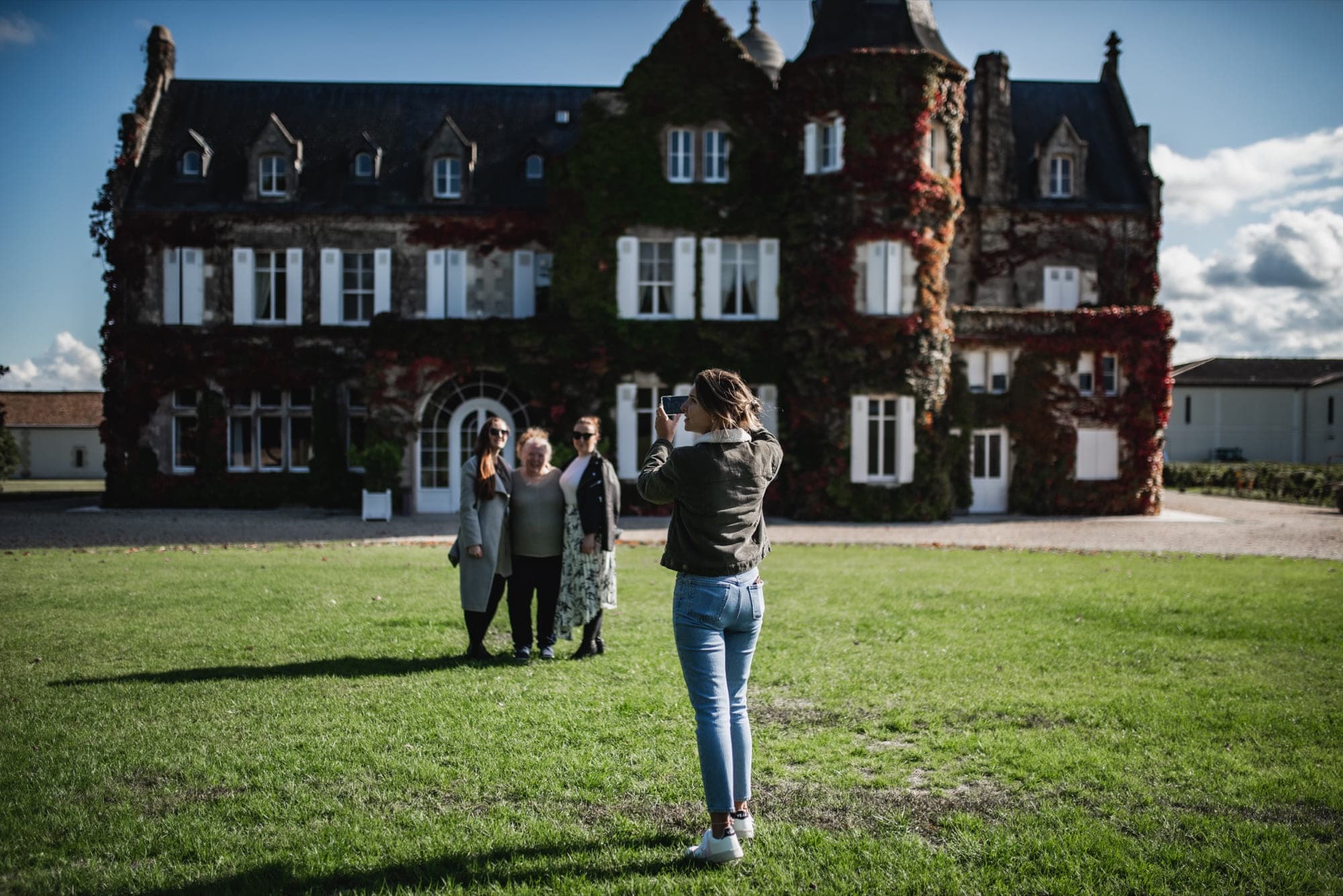 Guests photographed in front of a Médoc château during a private tour