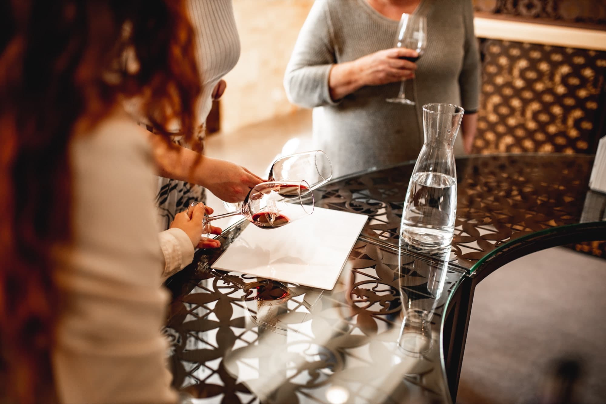 Du vin servi aux invités pendant une dégustation au château